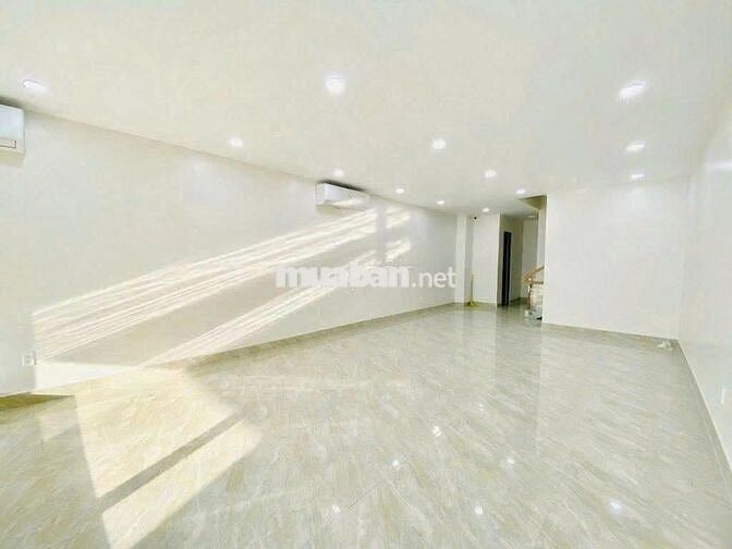 SIÊU PHẨM ỐP KÍNH 132C Hoàng Việt, DTSD 500m2, Thang Máy, PCCC Đầy Đủ.