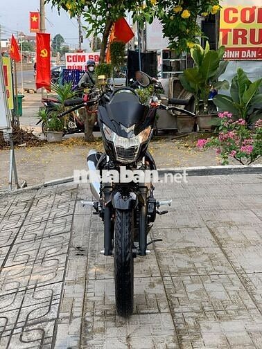 Suzuki Satria Đen Côn tay