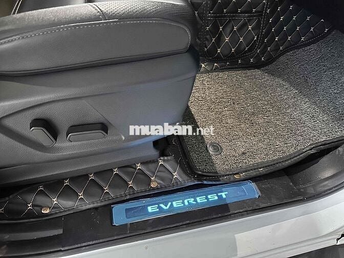 Ford Everest Titanium 2021 Trắng