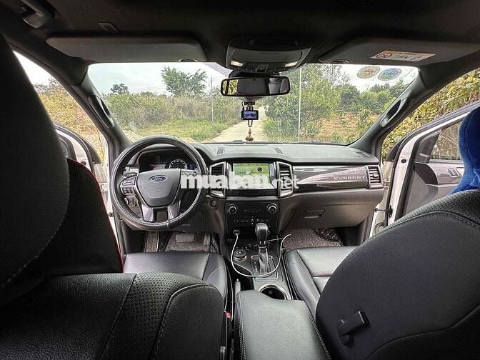 Ford Everest Titanium 2021 Trắng
