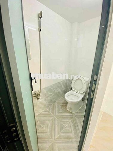 PHÒNG MẶT TIỀN CÓ BAN CÔNG NHÀ BÈ