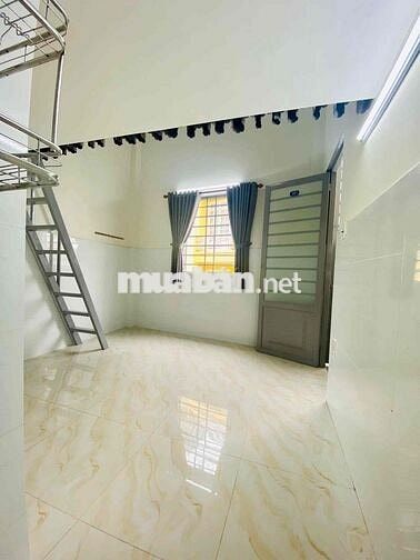 PHÒNG MẶT TIỀN CÓ BAN CÔNG NHÀ BÈ