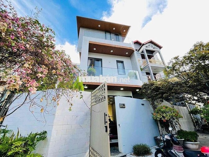 VILA 5 PHÒNG NGỦ FULL NỘI THẤT ĐẸP , CÓ SÂN VƯỜN GARA ĐẬU OTO