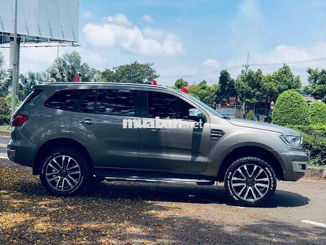 Ford Everest Titanium 2018 10 vạn km Nâu
