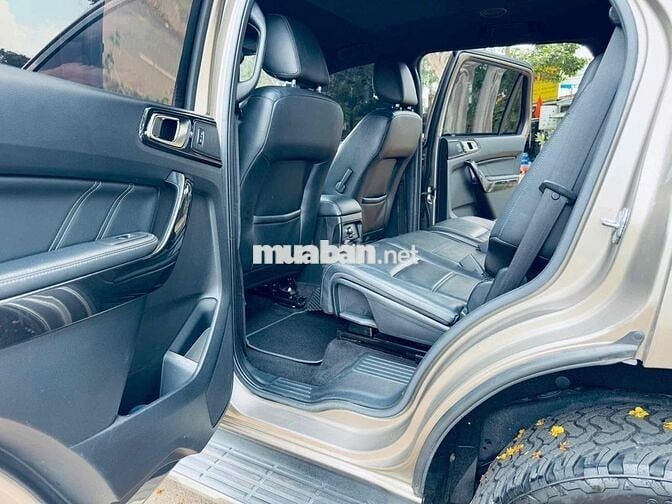 Ford Everest Titanium 2018 10 vạn km Nâu