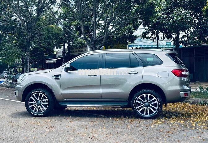 Ford Everest Titanium 2018 10 vạn km Nâu