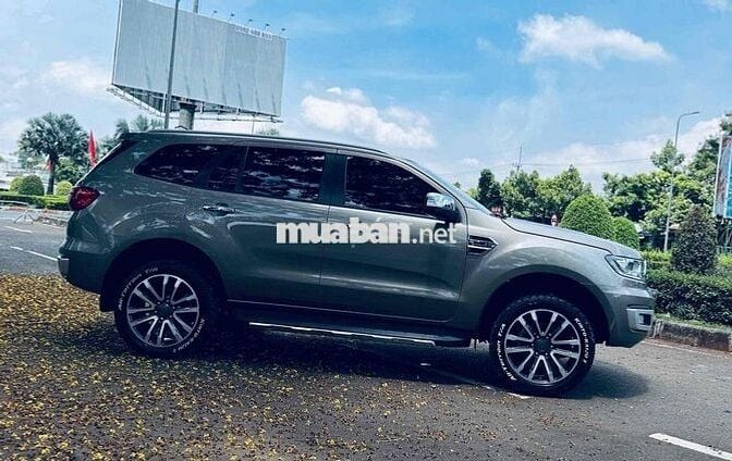 Ford Everest Titanium 2018 10 vạn km Nâu