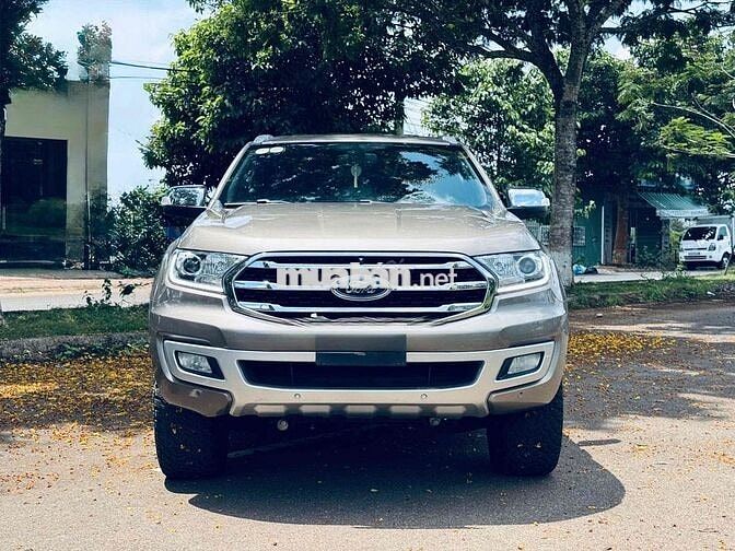 Ford Everest Titanium 2018 10 vạn km Nâu