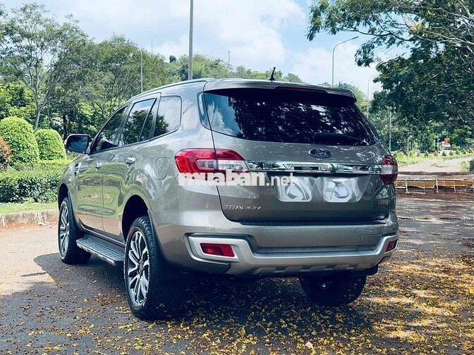 Ford Everest Titanium 2018 10 vạn km Nâu