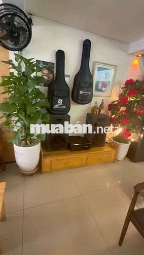 Nhân viên phục vụ quán cafe