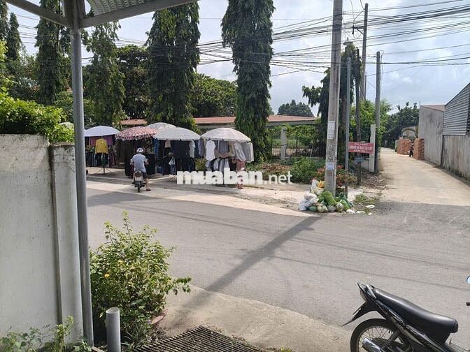 BÁN LÔ ĐẤT Ở 154M2 ĐẤT CÓ NHÀ CỬA ĐIỆN NƯỚC ĐẦY ĐỦ,CÁCH QLO 20 300M