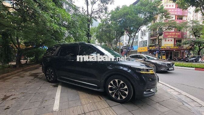 Kia Carnival 7 chỗ màu Đen
