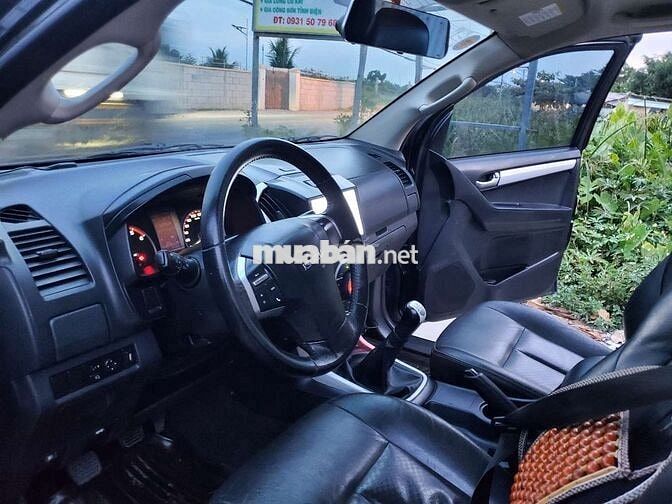 Isuzu D-Max Đen Số sàn 5 chỗ