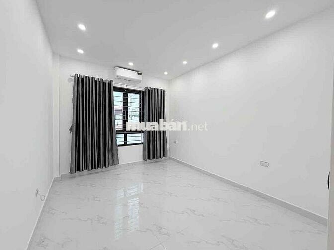 Hiếm Phố Cự Lộc, nhà dân xây chắc chắn, cách 20m oto tránh, dt 40m*5