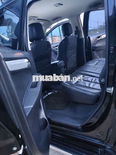 Isuzu D-Max Đen Số sàn 5 chỗ