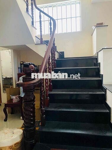 cho thuê tầng trệt trong căn biệt thự