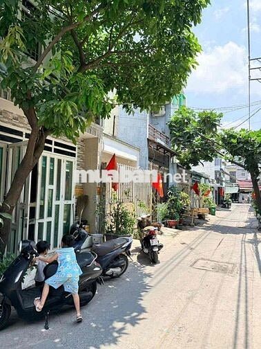 chủ cần bán gấp nhà sổ Hồng Riêng 4x13m trệt 1 lầu 1 sân thượng, hẻm6m