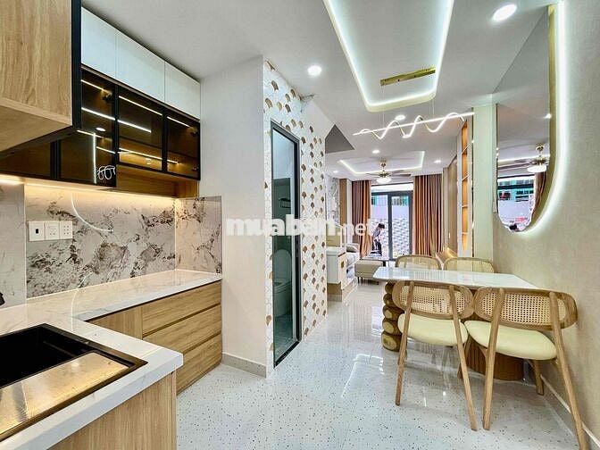 Nhà 3 tầng 4PN mới đẹp  vuông vức. chuẩn. xem ngay.