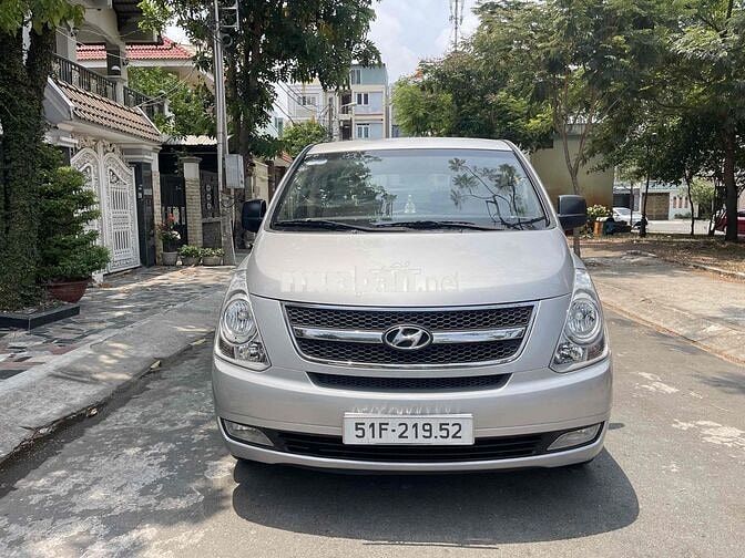 Hyundai Starex 9 chỗ Bạc