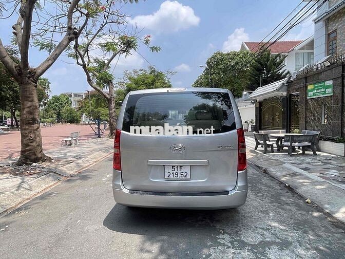 Hyundai Starex 9 chỗ Bạc