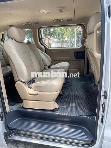 Hyundai Starex 9 chỗ Bạc