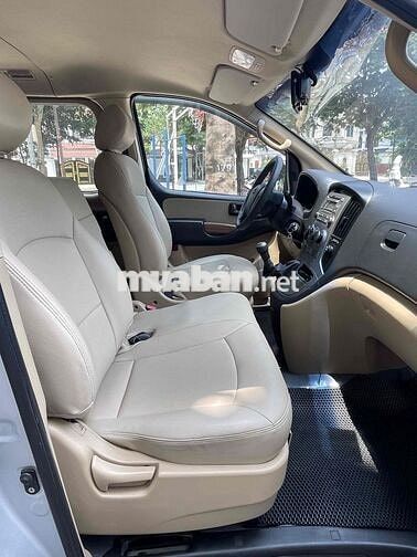 Hyundai Starex 9 chỗ Bạc