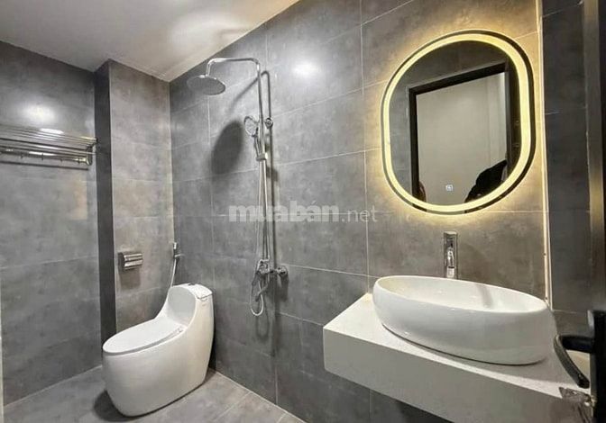 Mặt phố kinh doanh, ngõ thông, ô tô tránh, lô góc hai mặt ngõ.