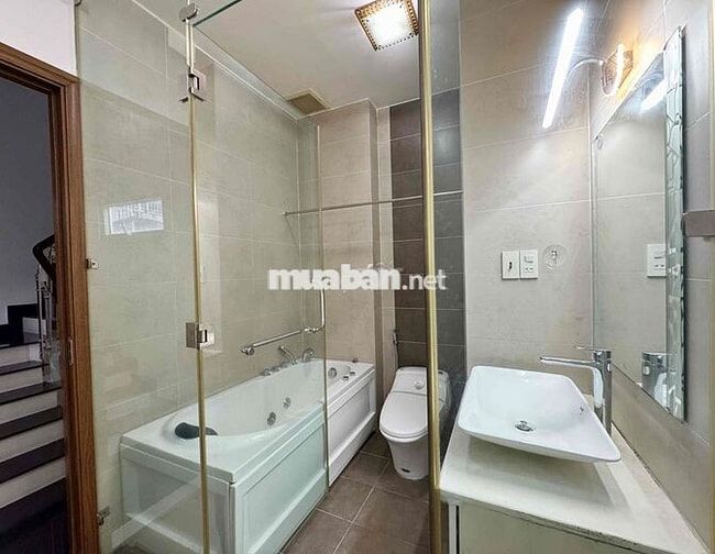 Phòng tiện nghi có bồn tắm ở quận 1