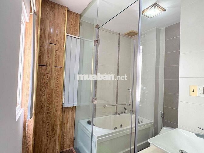 Phòng tiện nghi có bồn tắm ở quận 1