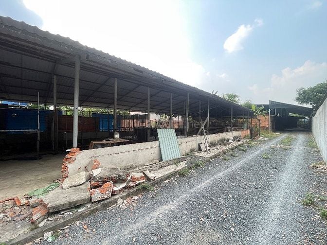 Bán đất gần chợ, cách tp 50km, có vườn cây ăn trái