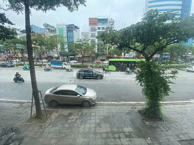 Cho thuê nhà 283 Tây Sơn gần cầu vượt ngã tư Sở, mặt tiền 8m