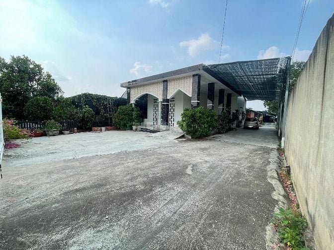 Bán đất gần chợ, cách tp 50km, có vườn cây ăn trái