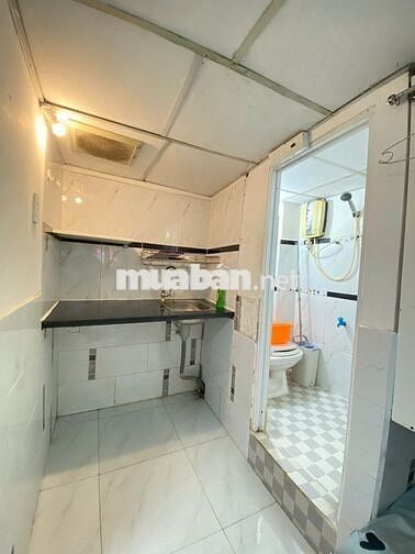 Phòng 2 cửa sổ có nội thất đầy đủ ở Bình Thạnh