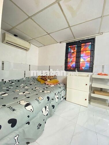 Phòng 2 cửa sổ có nội thất đầy đủ ở Bình Thạnh