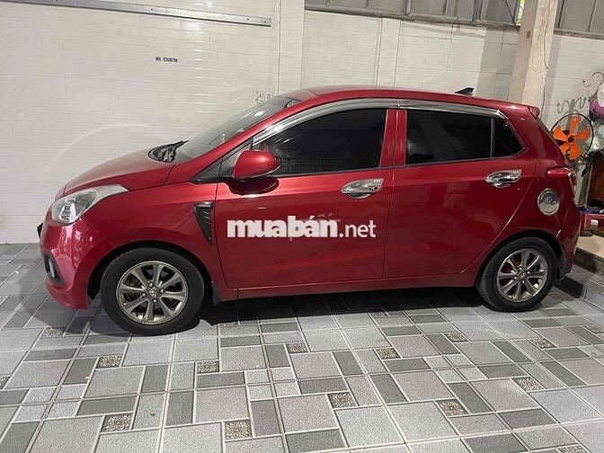 Hyundai i10 Bản đủ Đỏ