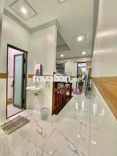 Nhà 2 lầu tuyệt đẹp trục chính KDC Quân Báo