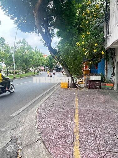 Bán nhà mặt tiền Trường Sa căn góc 3 mặt tiền