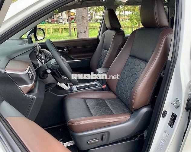 Toyota Innova Cross 2.0V 2024 Trắng