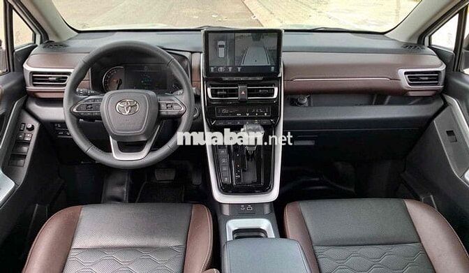 Toyota Innova Cross 2.0V 2024 Trắng