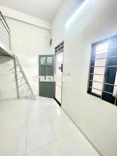 PHÒNG TRỌ CÓ GÁC NGAY NGÃ TƯ GA