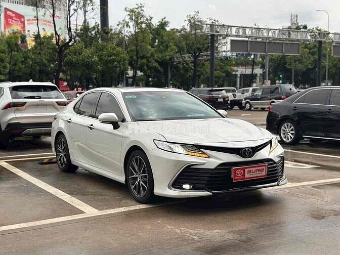 Toyota Camry 2.0 Q Trắng