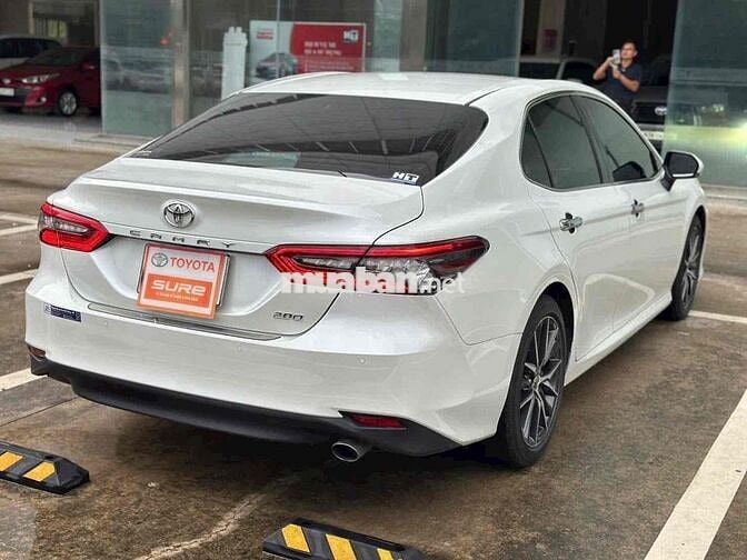 Toyota Camry 2.0 Q Trắng