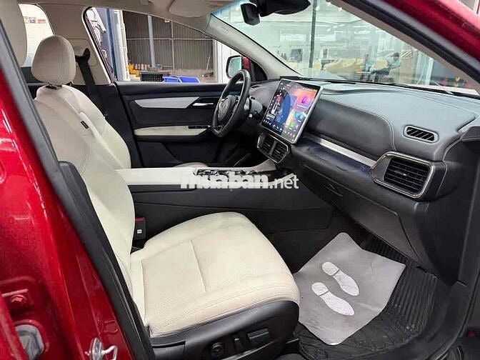 VF8 Plus CATL 2023 đỏ nội thất kem-Xe GF nhóm 1
