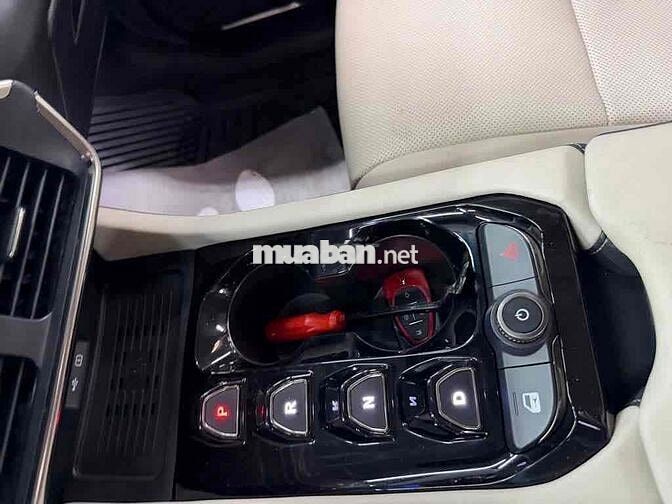 VF8 Plus CATL 2023 đỏ nội thất kem-Xe GF nhóm 1