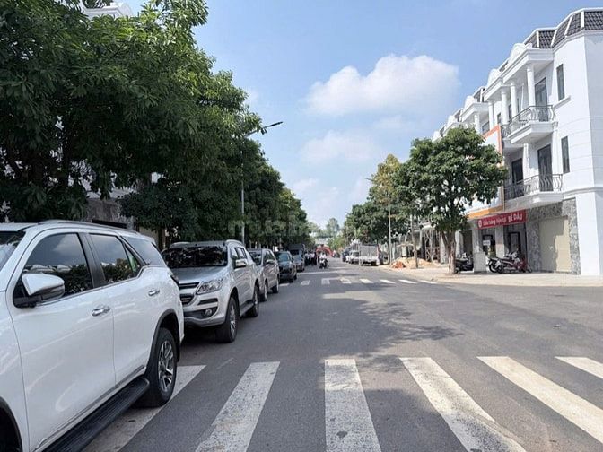 NHÀ PHỐ TRUNG TÂM TÂN UYÊN- GIÁ CHỈ BẰNG CĂN HỘ