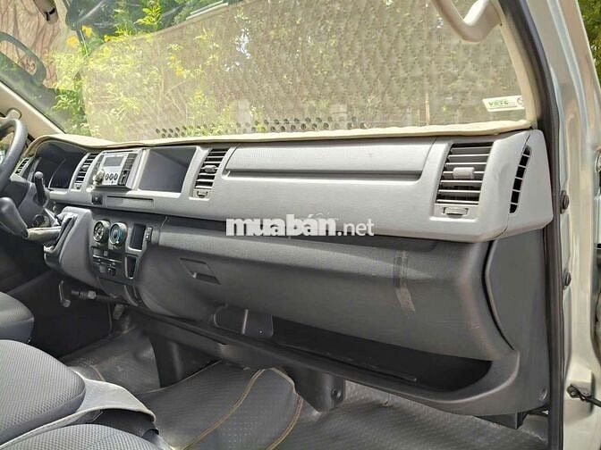 Toyota Hiace 2011 Bạc 190.000km