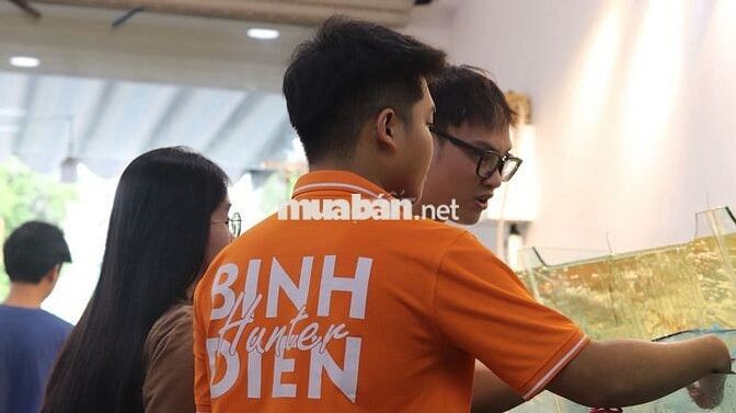 2 Nhân viên nữ tư vấn bán hàng