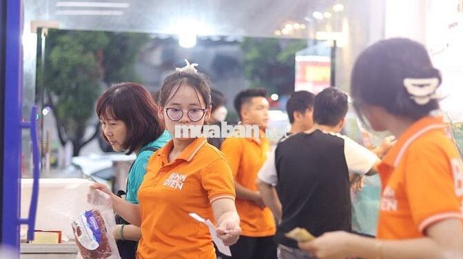 2 Nhân viên nữ tư vấn bán hàng