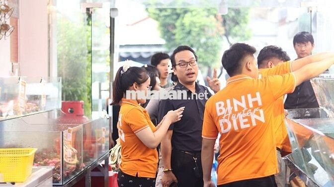 2 Nhân viên nữ tư vấn bán hàng