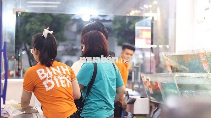 2 Nhân viên nữ tư vấn bán hàng
